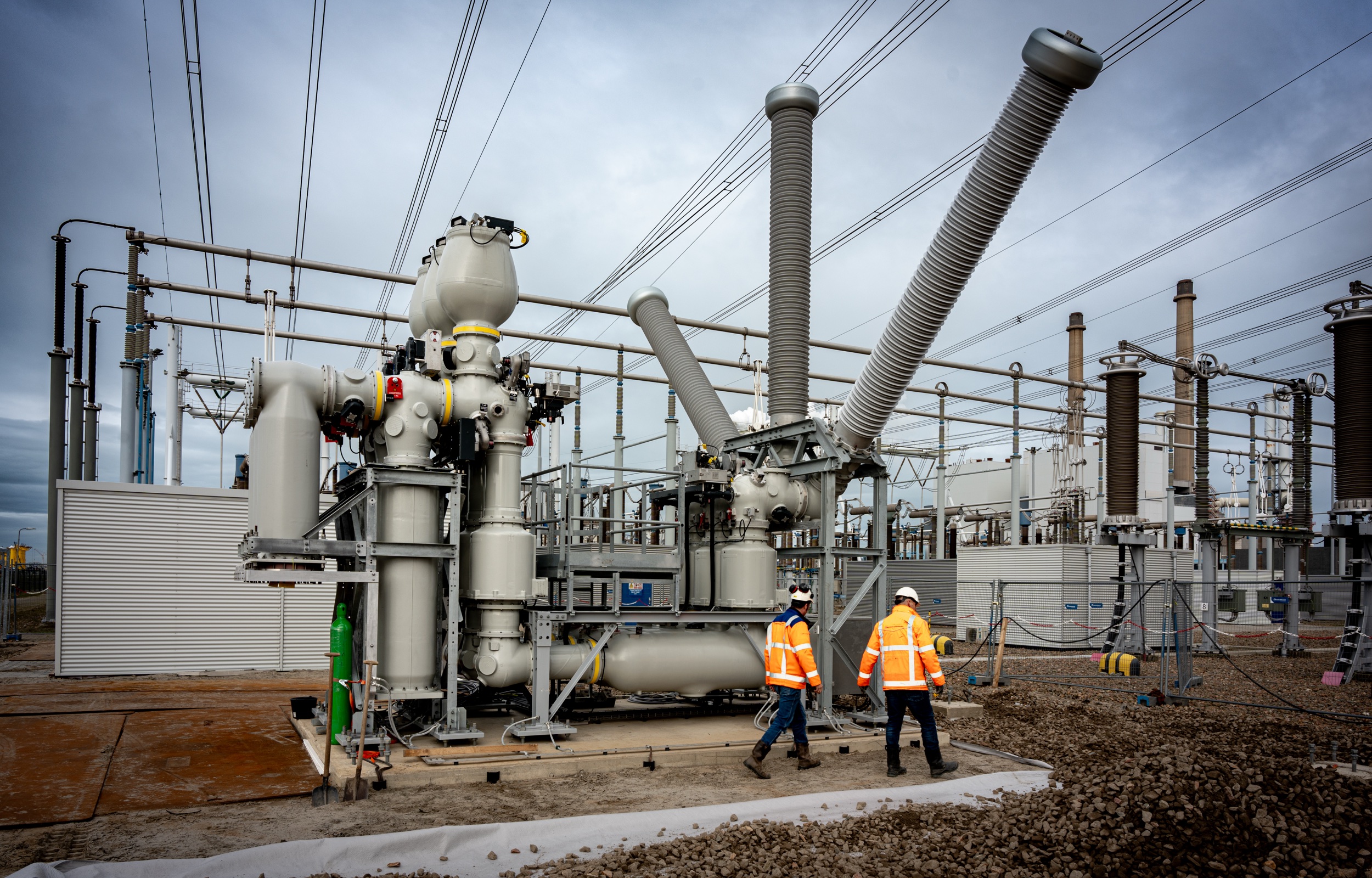 Twee mannen bij een electrciteitscentrale